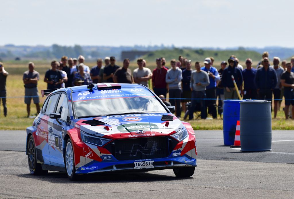Ib Kragh og Karsten Isaksen var flyvende på Flyvestation Aalborg i deres Hyundai i20N Rally2 og vandt en klar sejr i Rally Aalborg. Her med en tusindtallig tilskuerskare på flyvestationen som baggrund.
(Foto: Michael Eisenberg)